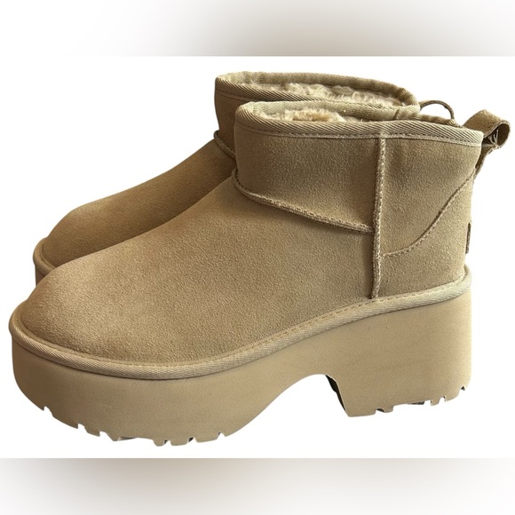 NWOB UGG Ultra Mini New Heights Boots SZ 9 - Picture 1 of 5